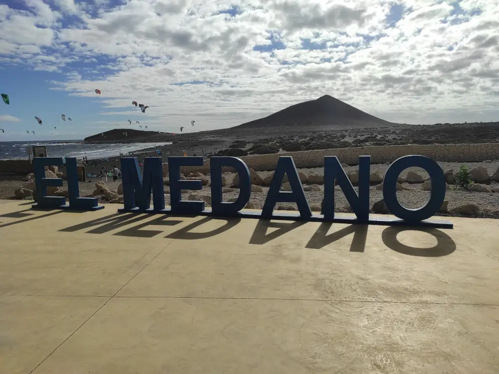 Panneau El Médano avec la plage et la Montana Roja en arrière-plan, spot de kitesurf de Tenerife, Îles Canaries, Espagne